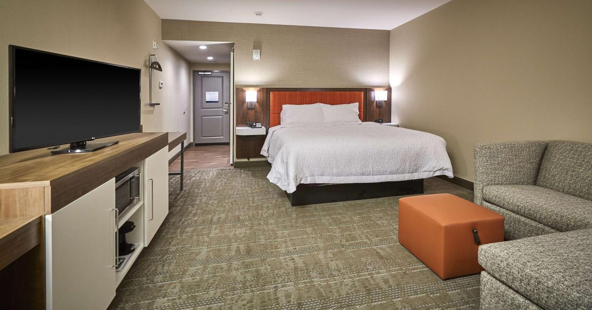 Hampton & Hotel